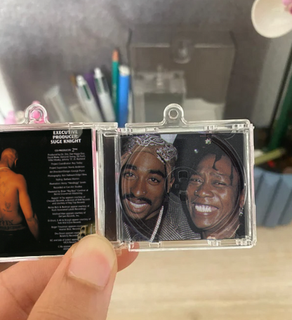 Album all eyez on me, Petit album 2pac, intérieur image une et deux